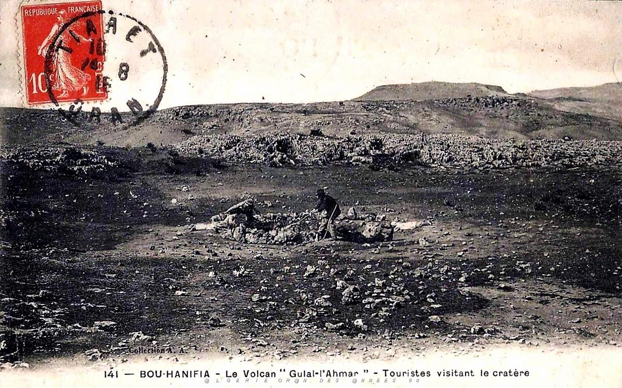 Bou-Hanifia - Volcan Gulal-Ahmar - Touristes visitant le cratere - 1916 .jpg